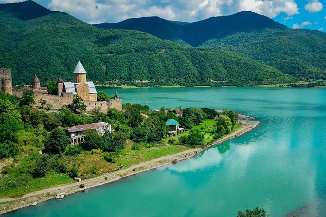 Top 8 Must-Visit Places in Georgia From Mountains to the Coast